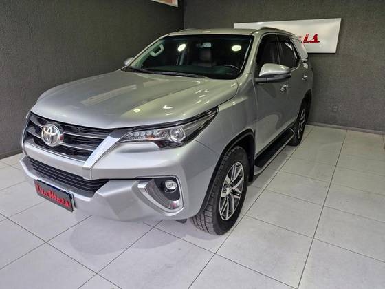 TOYOTA HILUX SW4 2.8 SRX 4X4 16V TURBO INTERCOOLER DIESEL 4P AUTOMÁTICO TOYOTA HILUX SW4 2.8 SRX 4X4 16V TURBO INTERCOOLER DIESEL 4P AUTOMÁTICO